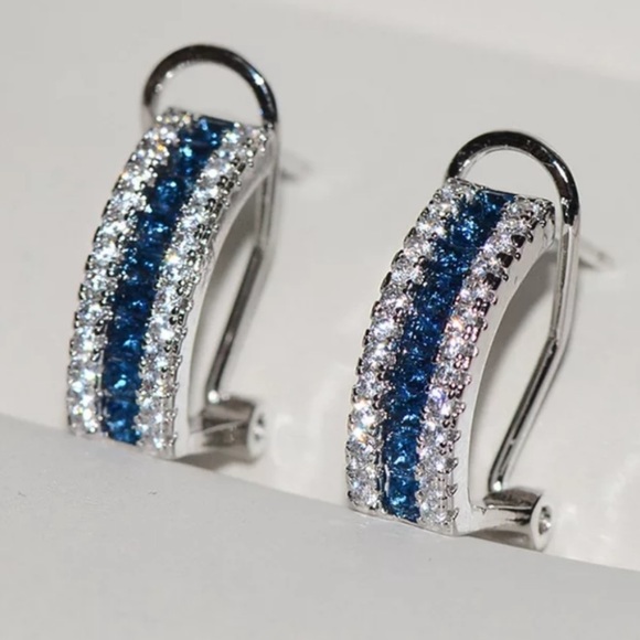 ¥ 18K WHITE GOLD BLUE WHITE DIAMOND OMEGA STUDS - Picture 3 of 4